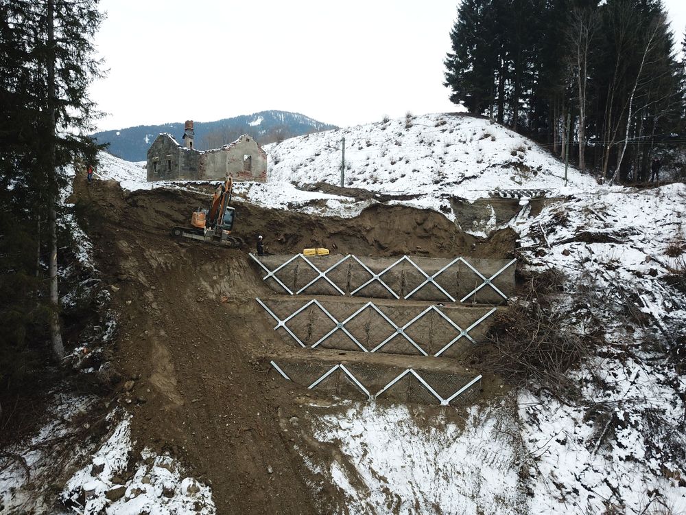 Hangstabilisierung nach Unwetter mittels Erdox unterhalb Bahnstrecke in Olang