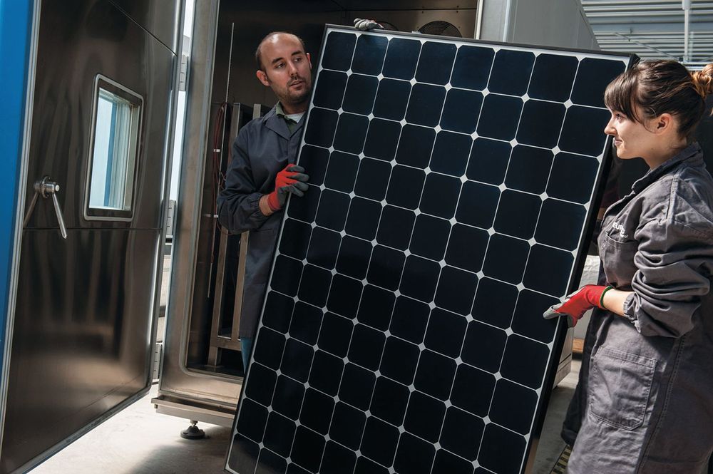 Test di invecchiamento su pannelli FV 
(Foto: Eurac Research / Ivo Corrà)