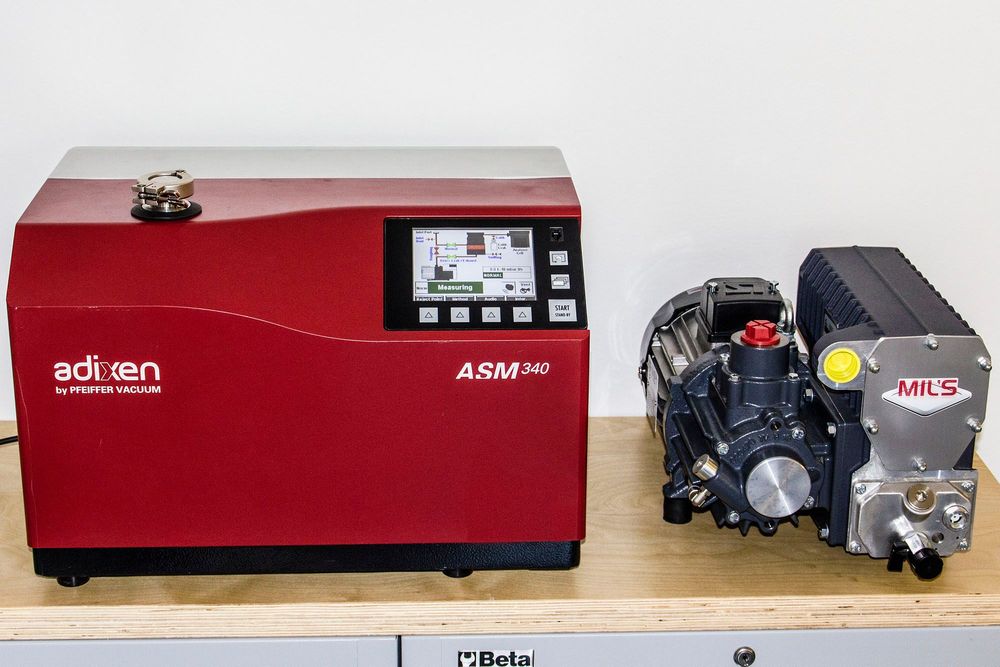 Helium leak detector for quality control
purposes