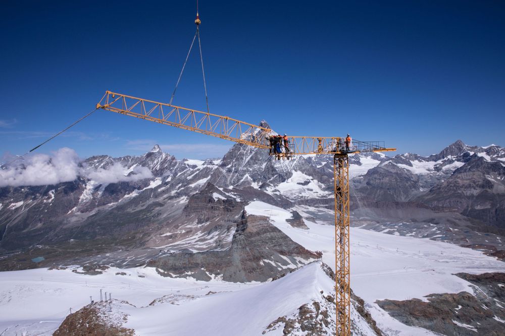 Installation of construction crane on the “Klein Matterhorn”
