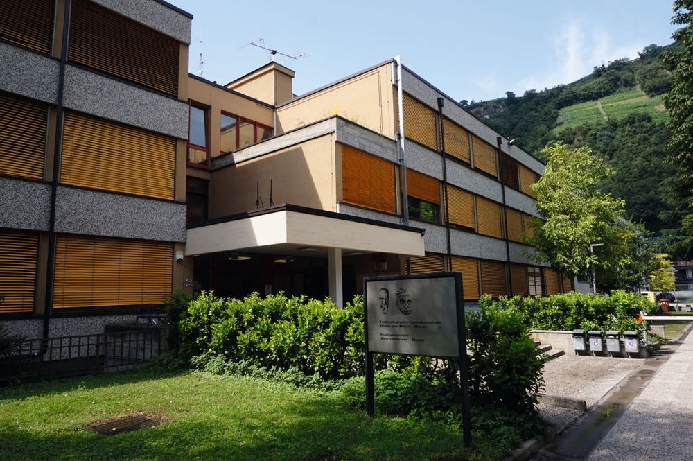 Südansicht der Schule im Schulzentrum
Meran