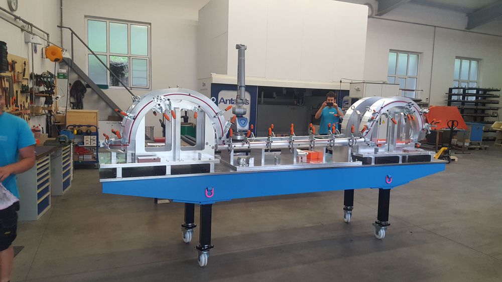 Regolazione del veicolo in acciaio fresato e alluminio di un intero lato inferiore
dell’autovettura