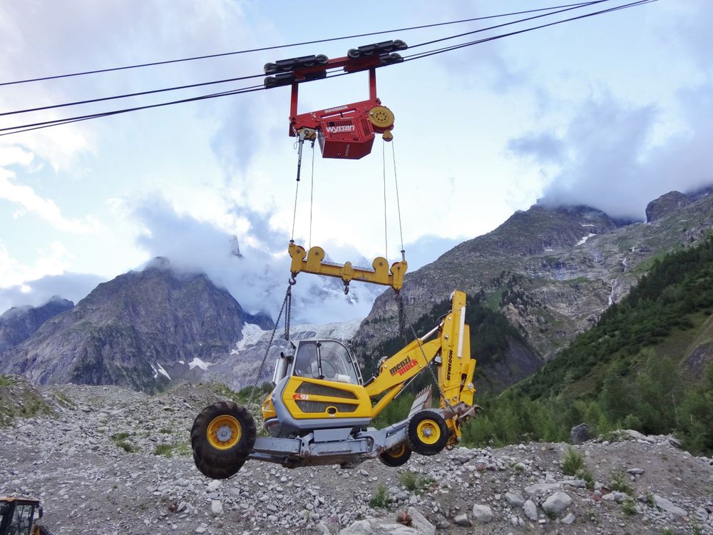 Transportation of walking excavator by material ropeway